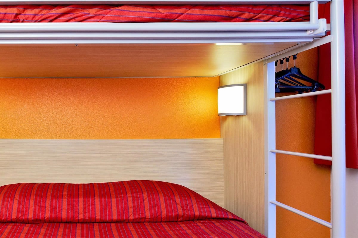 Escritorio, cortinas blackout, wifi gratis y ropa de cama