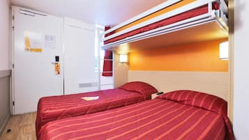Quarto standard, 3 camas de solteiro | Escrivaninha, cortinas blackout, Wi-Fi de cortesia, roupa de cama
