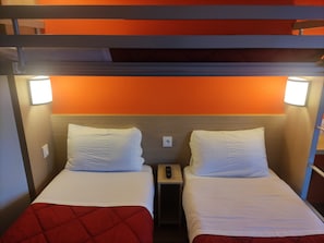 Standardzimmer, 3 Einzelbetten | Schreibtisch, Verdunkelungsvorhänge, schallisolierte Zimmer