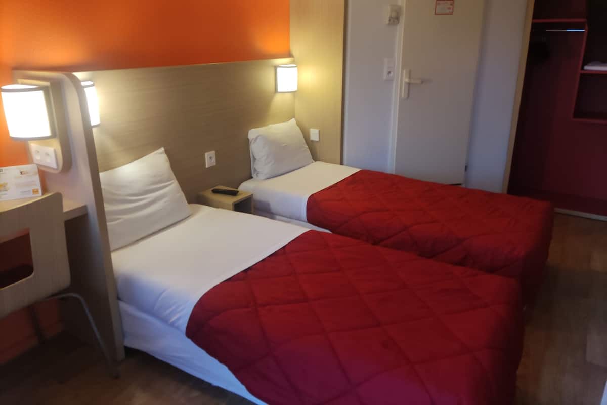 Chambre Standard, 2 lits jumeaux | Bureau, rideaux dâobscurcissement, systĂšme dâinsonorisation