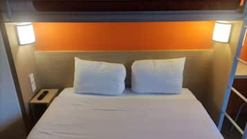 스탠다드룸, 침대(여러 개) (1 Double and 1 Single bed) | 책상, 암막 커튼, 방음 설비, 무료 유아용 침대