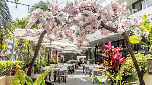 Spanish cuisine, alfresco dining - Kimpton Angler's Hotel by IHG (Miami Beach)