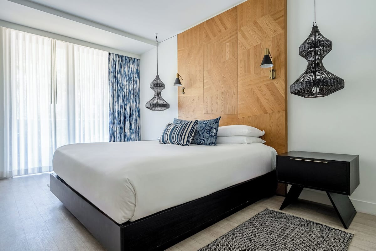 Superior-huone, 1 suuri parisänky | Italialaiset Frette-lakanat, ylelliset vuodevaatteet, untuvapeitot