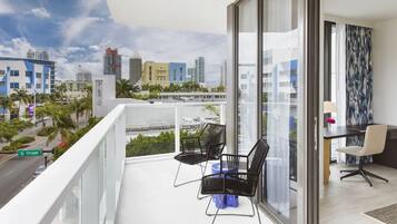 Signature Room, 1 King Bed, Balcony, Corner | Terrace/patio