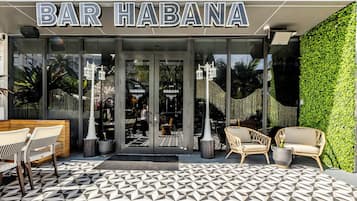 Cocina española, restaurante con mesas al aire libre