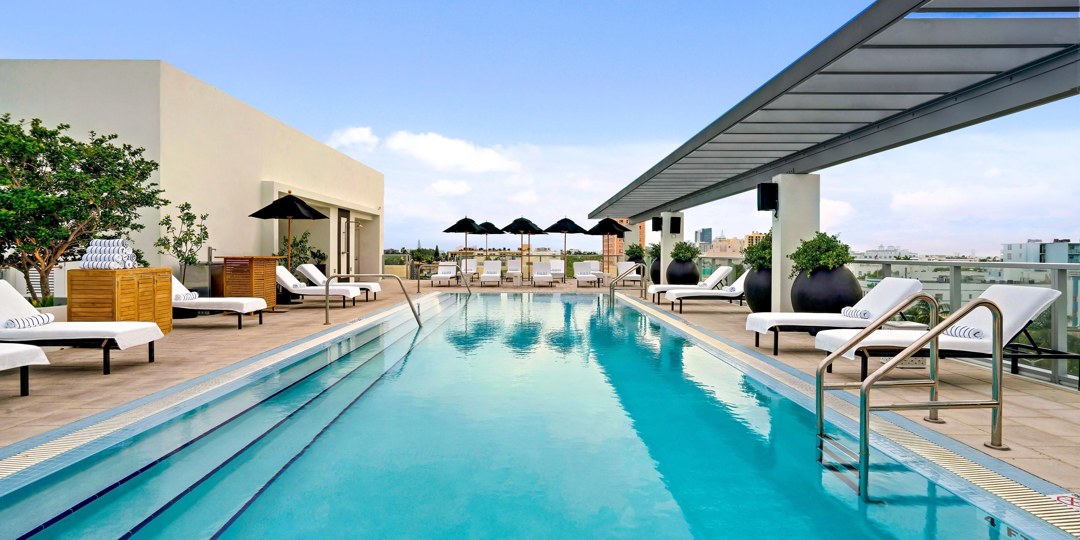 Utendørsbasseng, bassengparasoller og solsenger