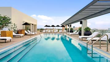 Utendørsbasseng, bassengparasoller og solsenger