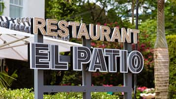 Cocina española, restaurante con mesas al aire libre