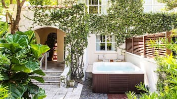 Toetasjesleilighet – signature, 1 kingsize-seng med sovesofa, spabadekar | Terrasse/patio