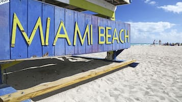 In Strandnähe, Sonnenschirme, Strandtücher