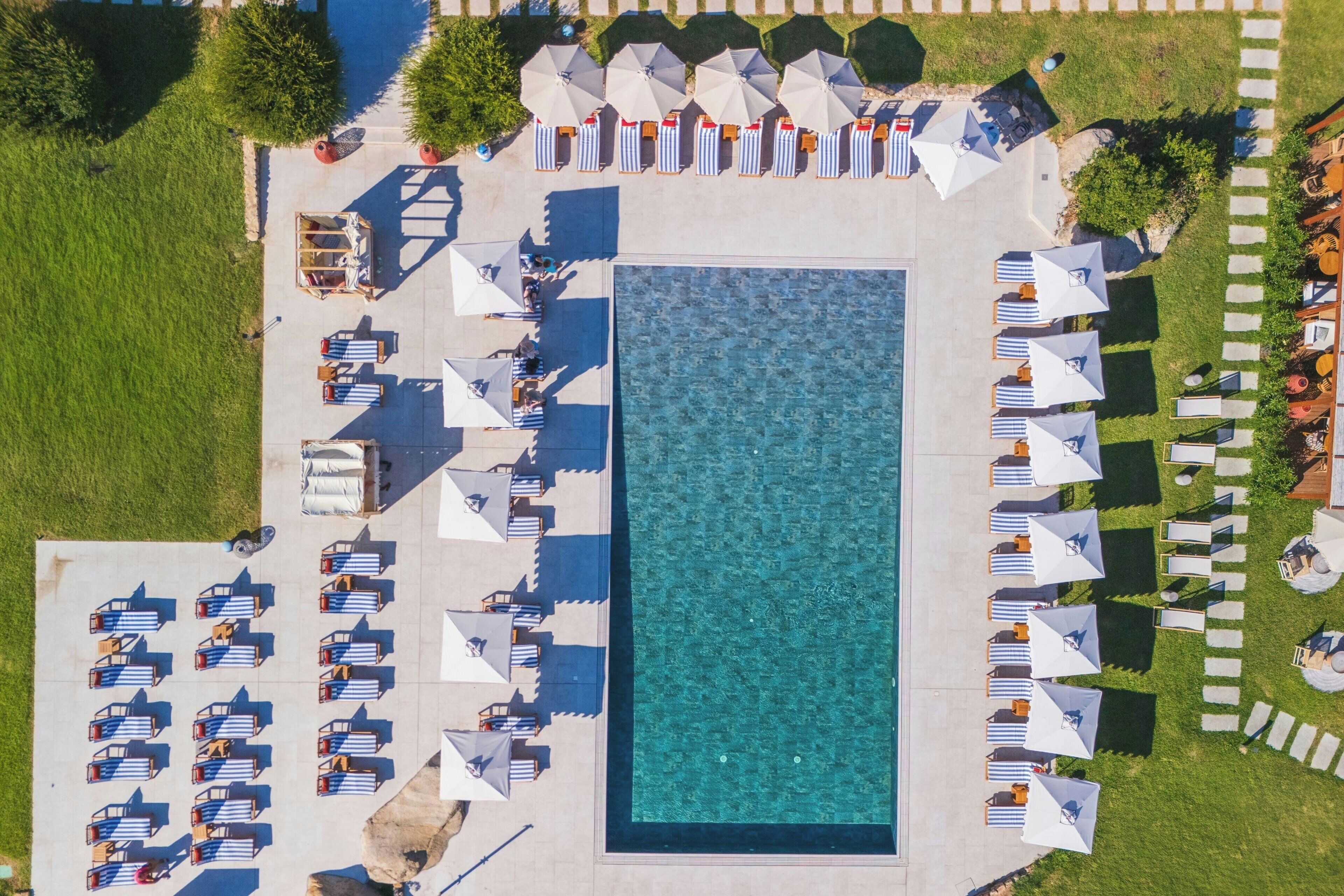 2 piscine all'aperto, ombrelloni da piscina, lettini