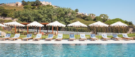 2 outdoor pools, pool umbrellas, pool loungers