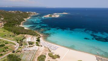 Playa privada y playa de arena blanca