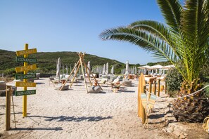 Private beach, white sand, free beach shuttle, sun-loungers - Mangia's Sardinia Resort (Santa Teresa di Gallura)