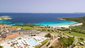 2 piscines extérieures, parasols de plage, chaises longues