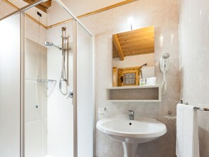 Shower, free toiletries, bidet, towels - Green Village Assisi (Assisi)