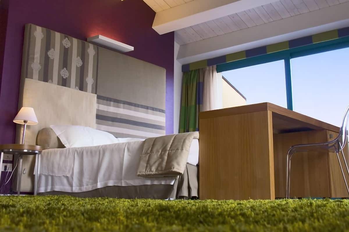 Een minibar, een kluis op de kamer, een bureau, verduisterende gordijnen