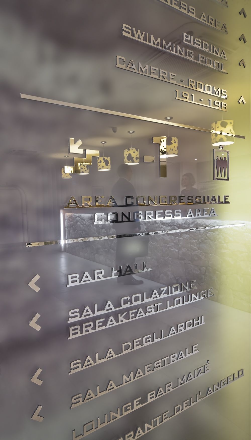 Ein Hotelverzeichnis mit Zimmerbezeichnungen und Annehmlichkeiten wie 'Swimming Pool', 'Camera Rooms', 'Bar Hall' und 'Breakfast Lounge'.