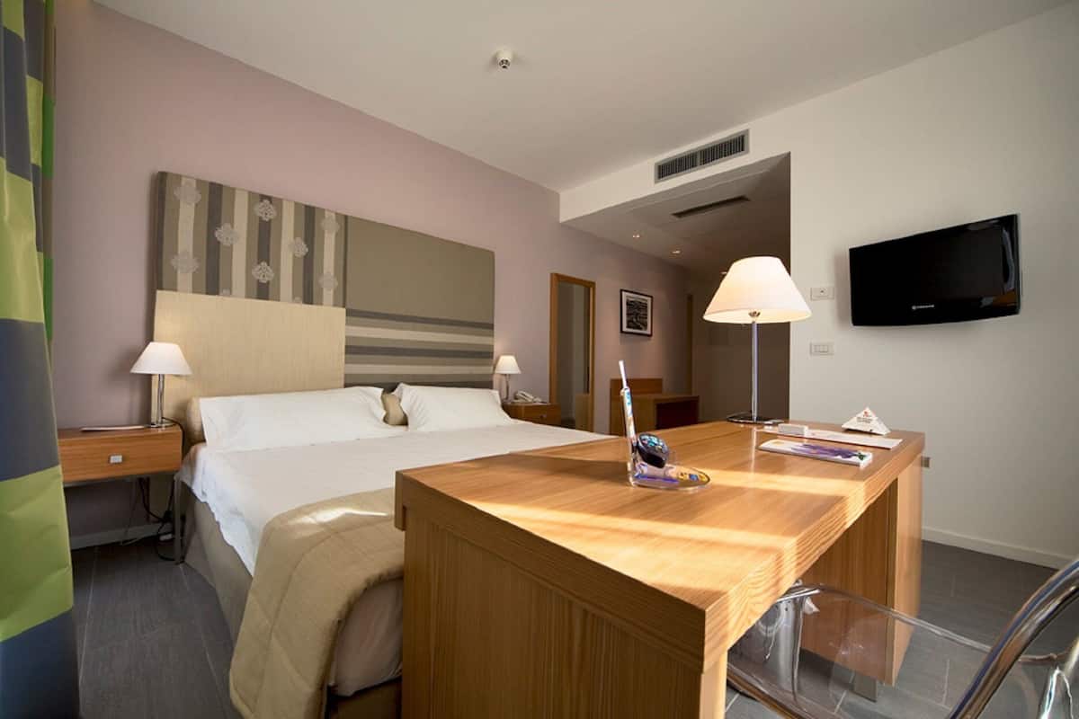 Minibar, coffre-fort, bureau, rideaux d’obscurcissement