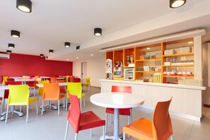 Daily buffet breakfast (EUR 5.9 per person) - Première Classe Dunkerque - Saint-Pol-Sur-Mer (Dunkirk)