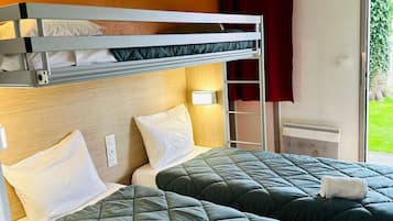 Habitación estándar, 3 camas individuales | Escritorio, wifi gratis, ropa de cama