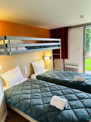 Standard-huone, 3 yhden hengen sänkyä | Työpöytä, ilmainen Wi-Fi, vuodevaatteet