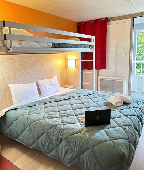 标准房, 多张床 (1 Double and 1 Single bed) | 办公桌、免费 WiFi、床单