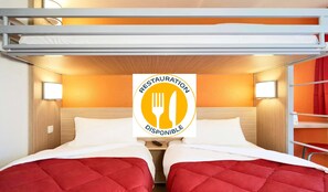 Rom – standard, 3 enkeltsenger | Skrivebord, skrivebord for bærbar PC, blendingsgardiner og lydisolert