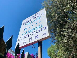 Schild für das Dorf Santa Fortuna mit Informationen zum Camping.