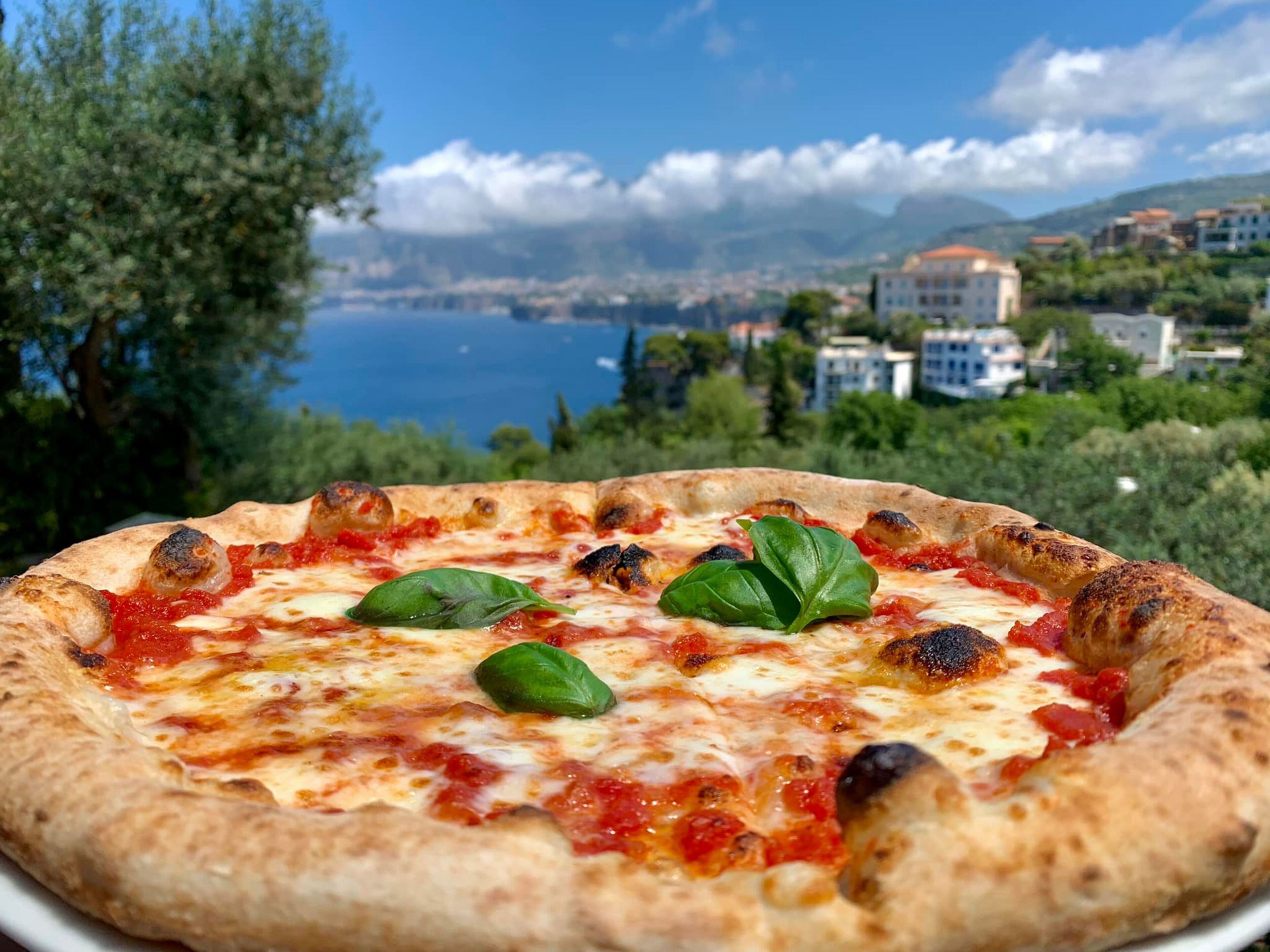 Una pizza con vistas a un pueblo costero.