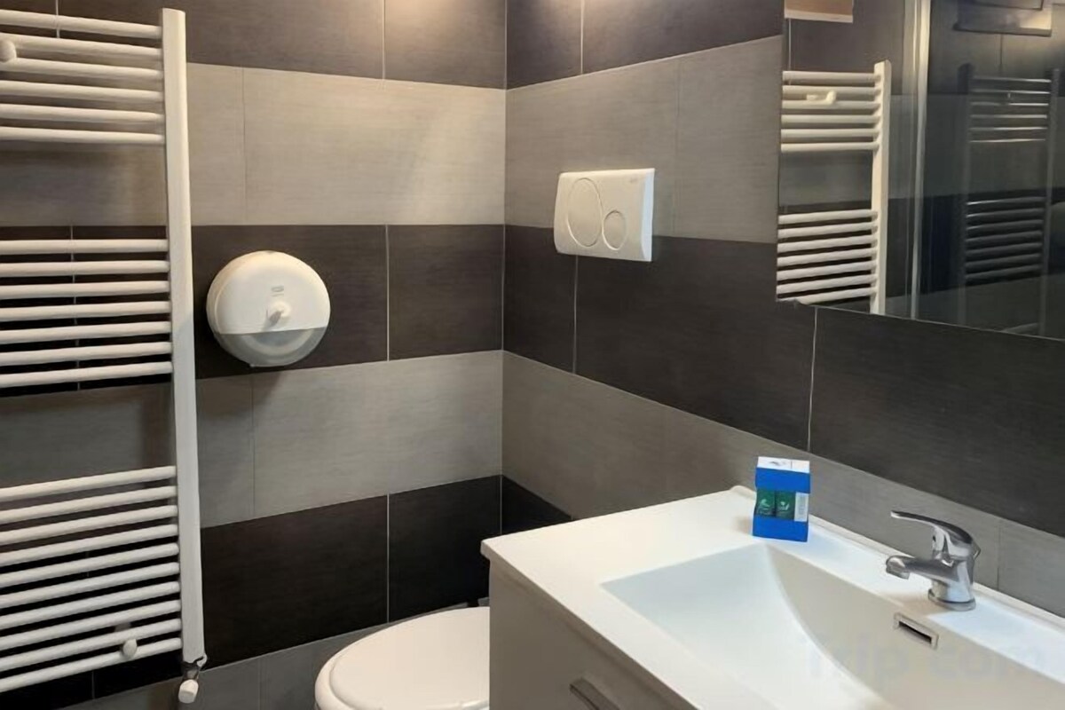 Banheiro | Chuveiro, chuveiro com efeito de chuva, secador de cabelo 