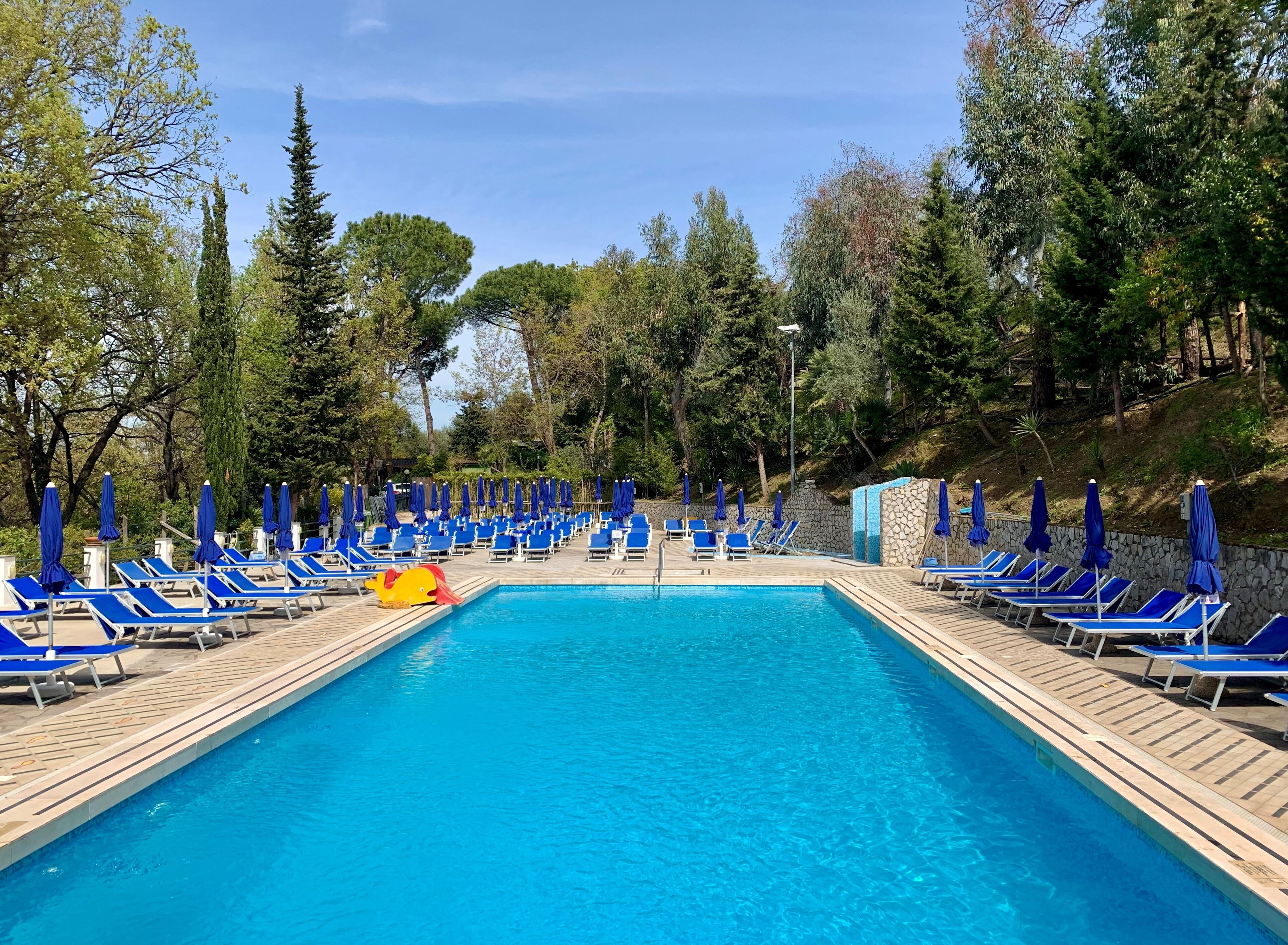 Außenpool, geöffnet von 09:30 Uhr bis 18:30 Uhr, Sonnenschirme