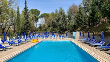 Außenpool, geöffnet von 09:30 Uhr bis 18:30 Uhr, Sonnenschirme