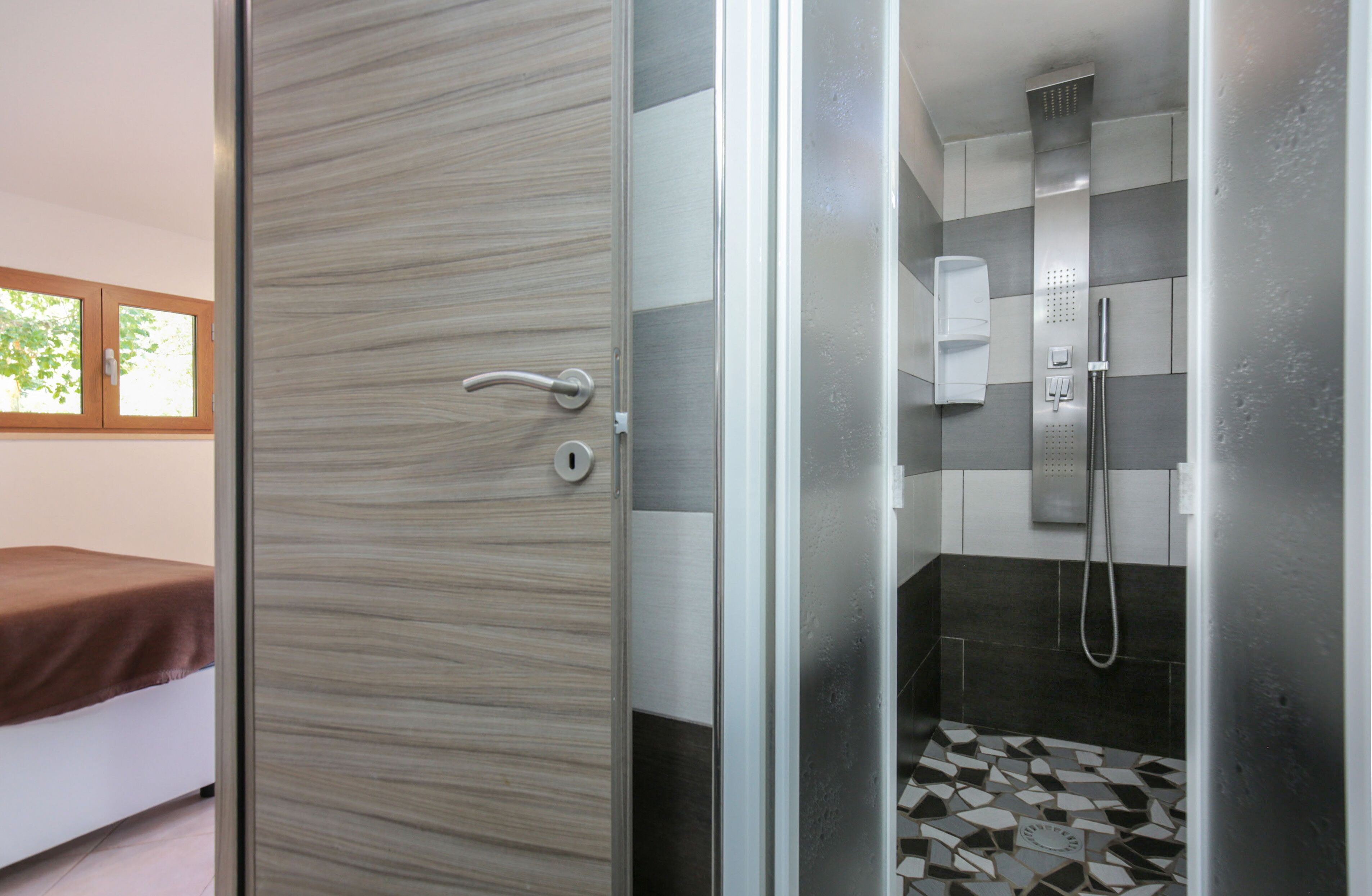 Un baño moderno con ducha, inodoro y lavamanos.