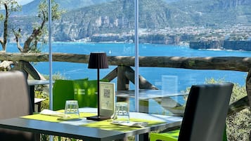 Serviço de café da manhã, culinária mediterrânea, vistas para o mar
