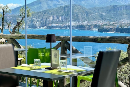 Se sirven desayunos y cenas; cocina mediterránea; con vista al mar