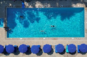 Ulkouima-allas avoinna 9.30–18.30, aurinkovarjoja, aurinkotuoleja