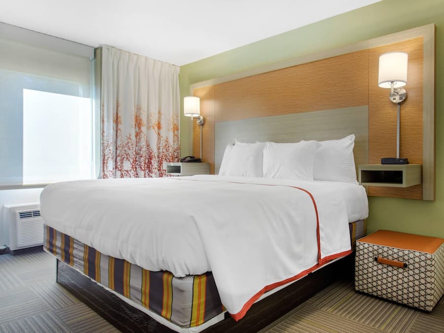 Literie de qualité supérieure, bureau, fer et planche à repasser