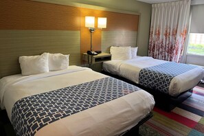 標準客房, 2 張加大雙人床, 非吸煙房 | 高級寢具、書桌、熨斗/熨衫板、免費 Wi-Fi