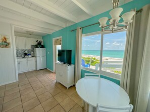 King Beachfront Efficiency, No Pets Allowed | Private kitchen | Full-size fridge, coffee/tea maker, cookware/dishes/utensils - Pearl Beach Inn (Englewood)