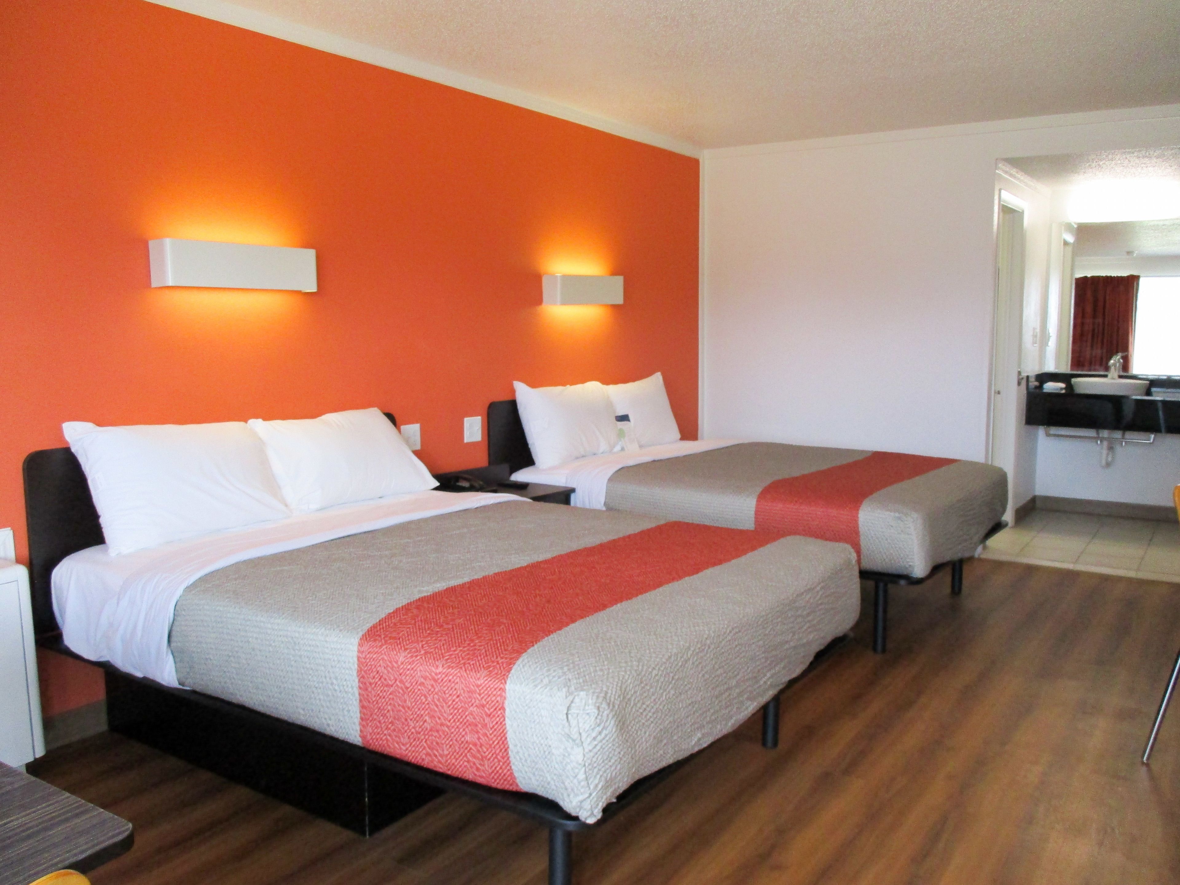 Escritorio, wifi gratis y ropa de cama 