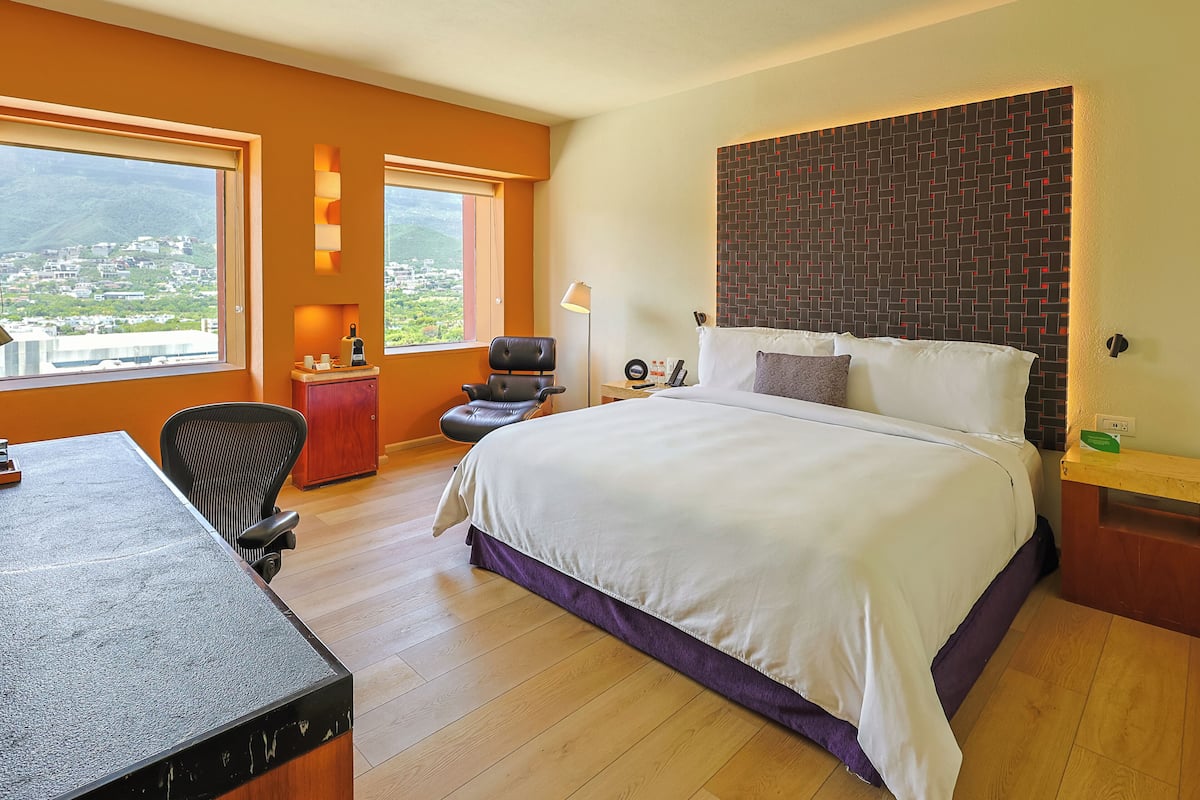 Deluxe King | 1 bedroom, premium bedding, minibar, in-room safe