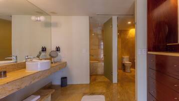 Une salle de bain moderne avec un grand miroir, deux lavabos, un meuble-lavabo et un meuble en bois.