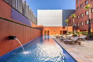 Piscine extérieure, chaises longues