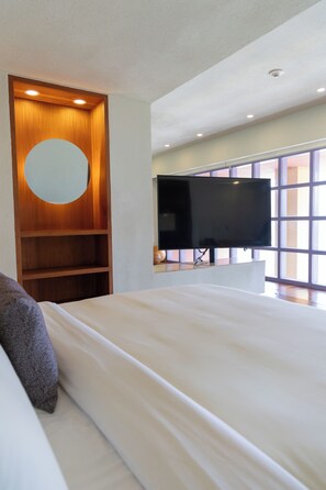 Suite | Luxe beddengoed, een minibar, een kluis op de kamer, een bureau