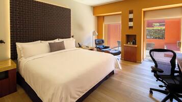 Habitación superior, Terraza (Premium Level | Direct Pool Access) | Ropa de cama de alta calidad y minibar