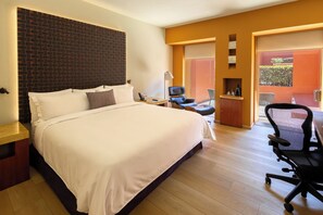 Superior Room, Terrace (Premium Level | Direct Pool Access) | Premium bedding, minibar, in-room safe, desk - Barceló Monterrey Valle (San Pedro Garza García)