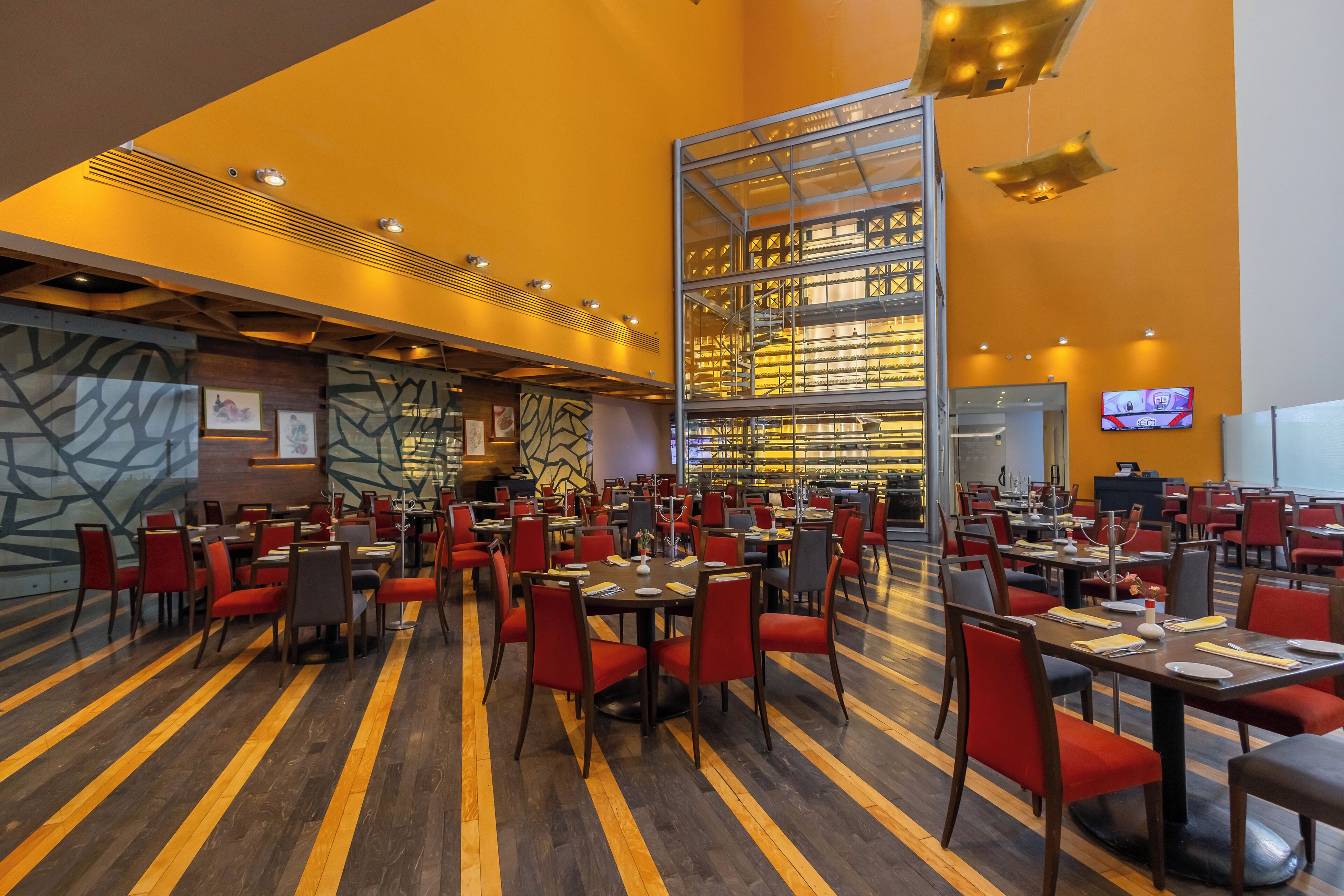 حيث تُقدم وجبات الإفطار، الغداء، العشاء، أطباق البحر المتوسط