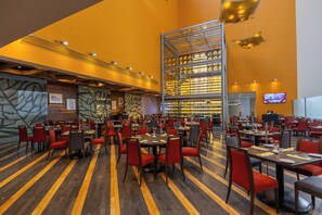 Serveert ontbijt, lunch, diner, Mediterrane gerechten