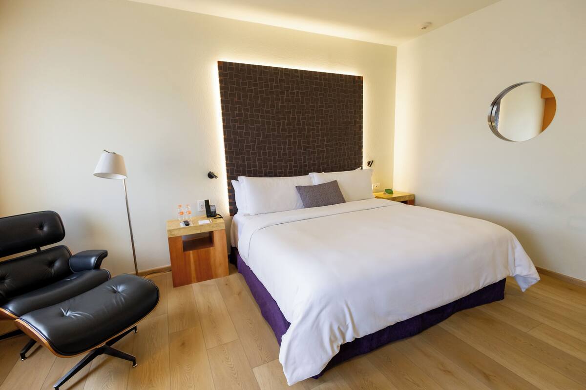 Superior-huone (Premium Level) | Ylelliset vuodevaatteet, minibaari, tallelokero huoneessa, työpöytä